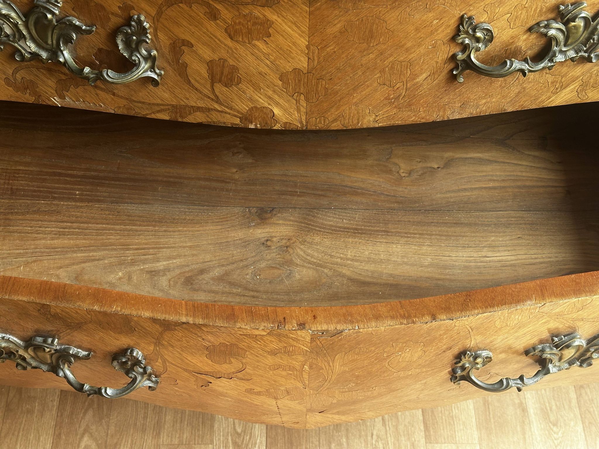 Commode galbée marquetée style Louis XV – plateau marbre- 19 e siècle