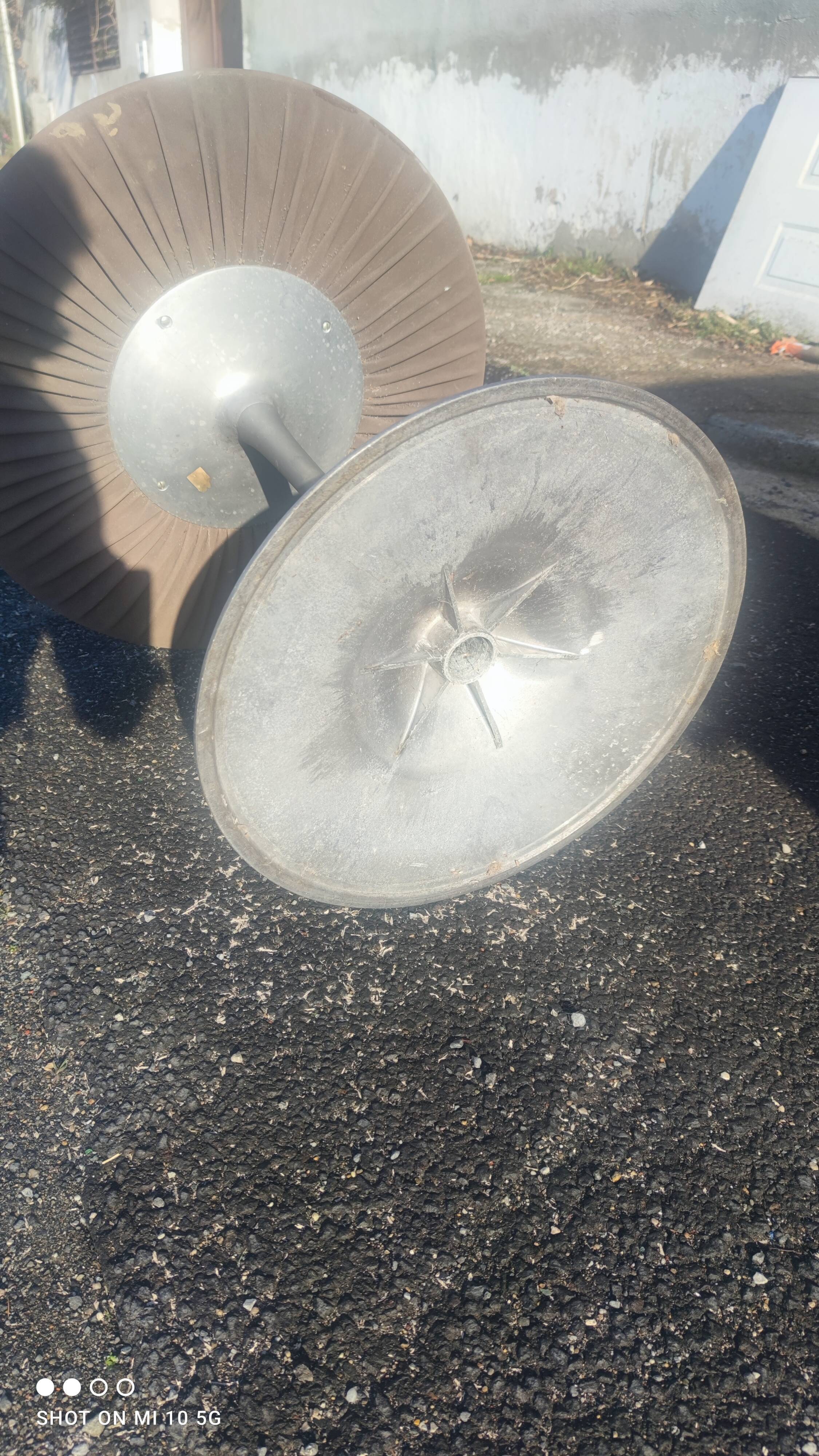 Table with tulip base in cast aluminum, circa 1960/70