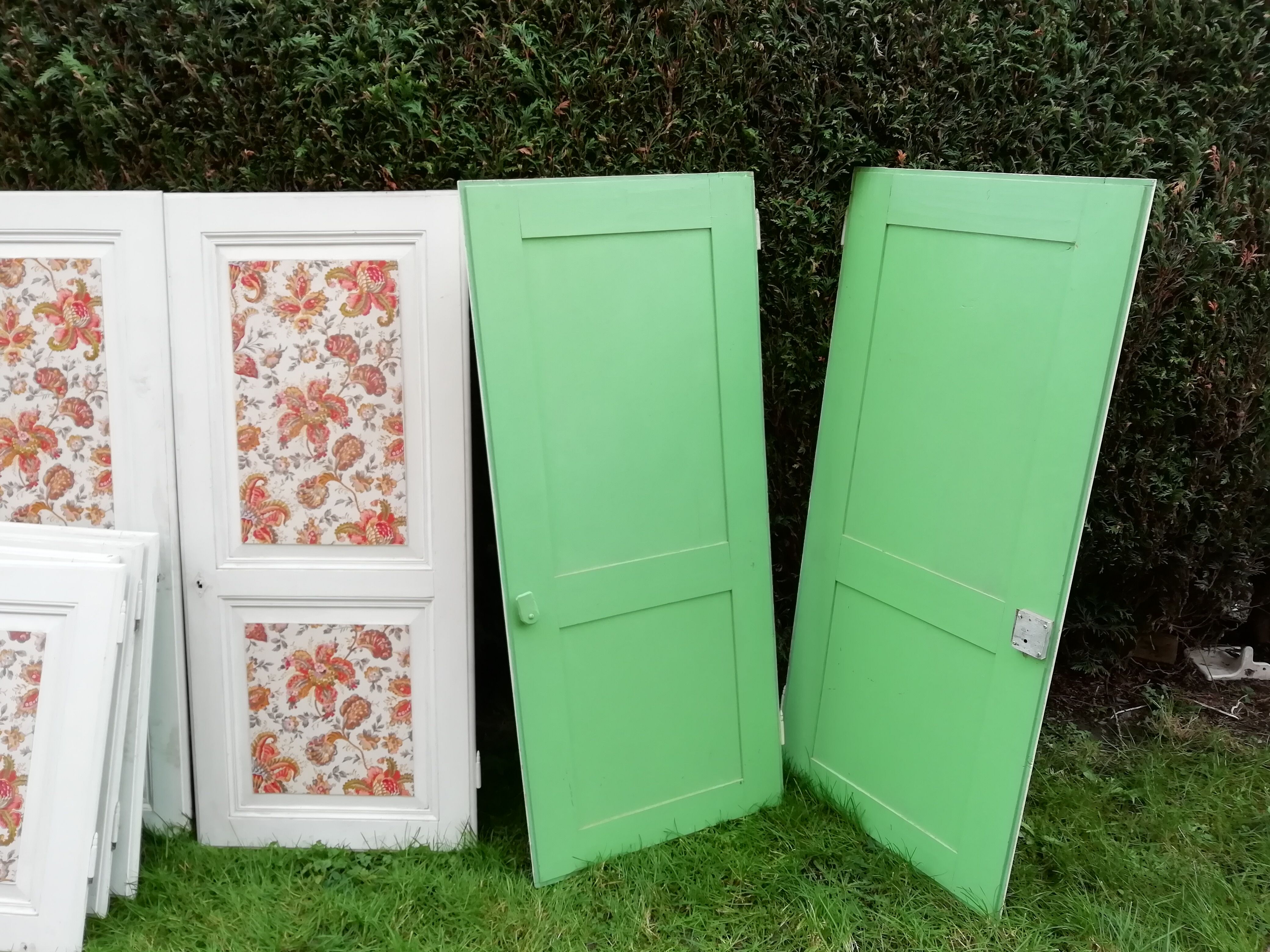 Lot 8 portes anciennes pour placards sapin massif