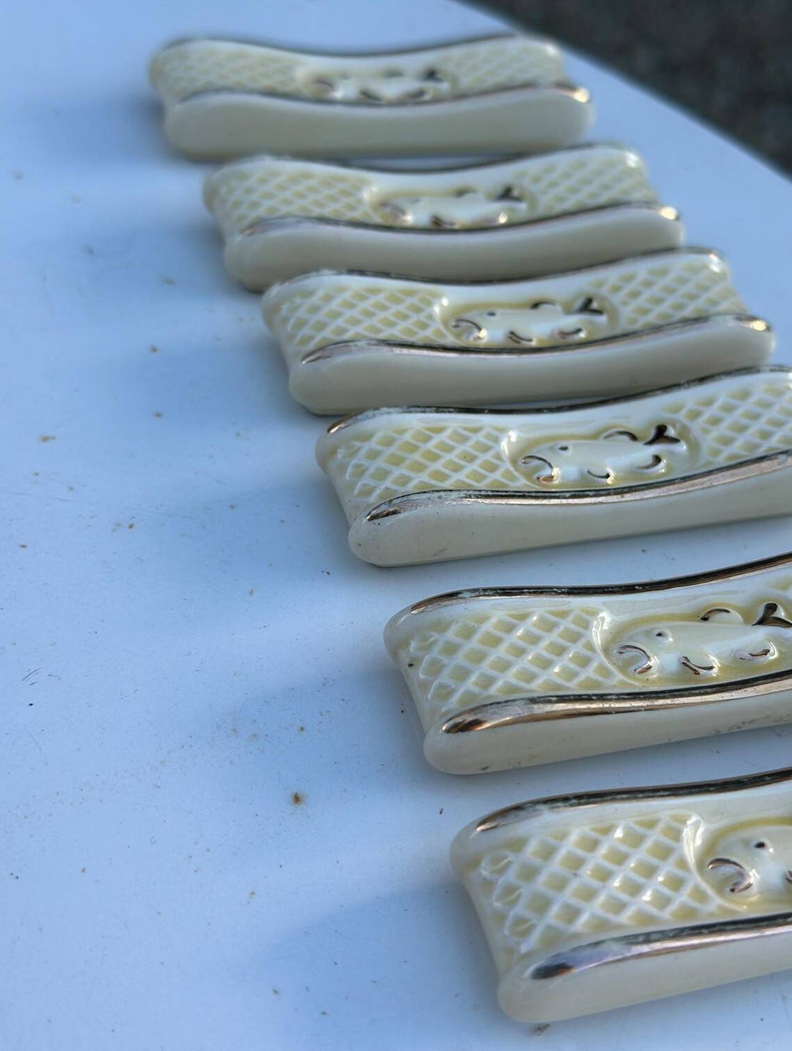 Vintage Cream and O Ceramic Knife Rest