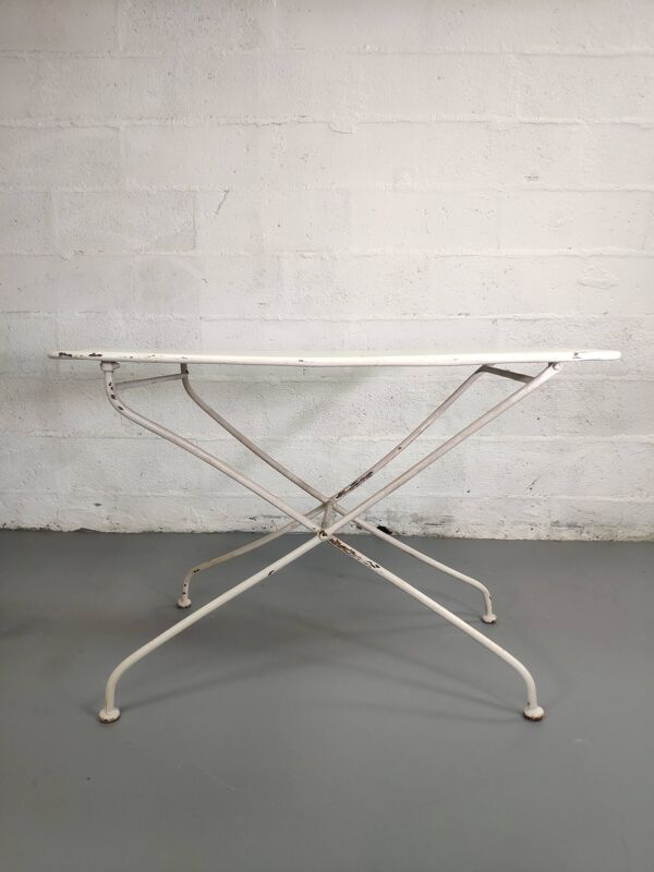 Ancienne table de jardin pliante en fer forgé blanche