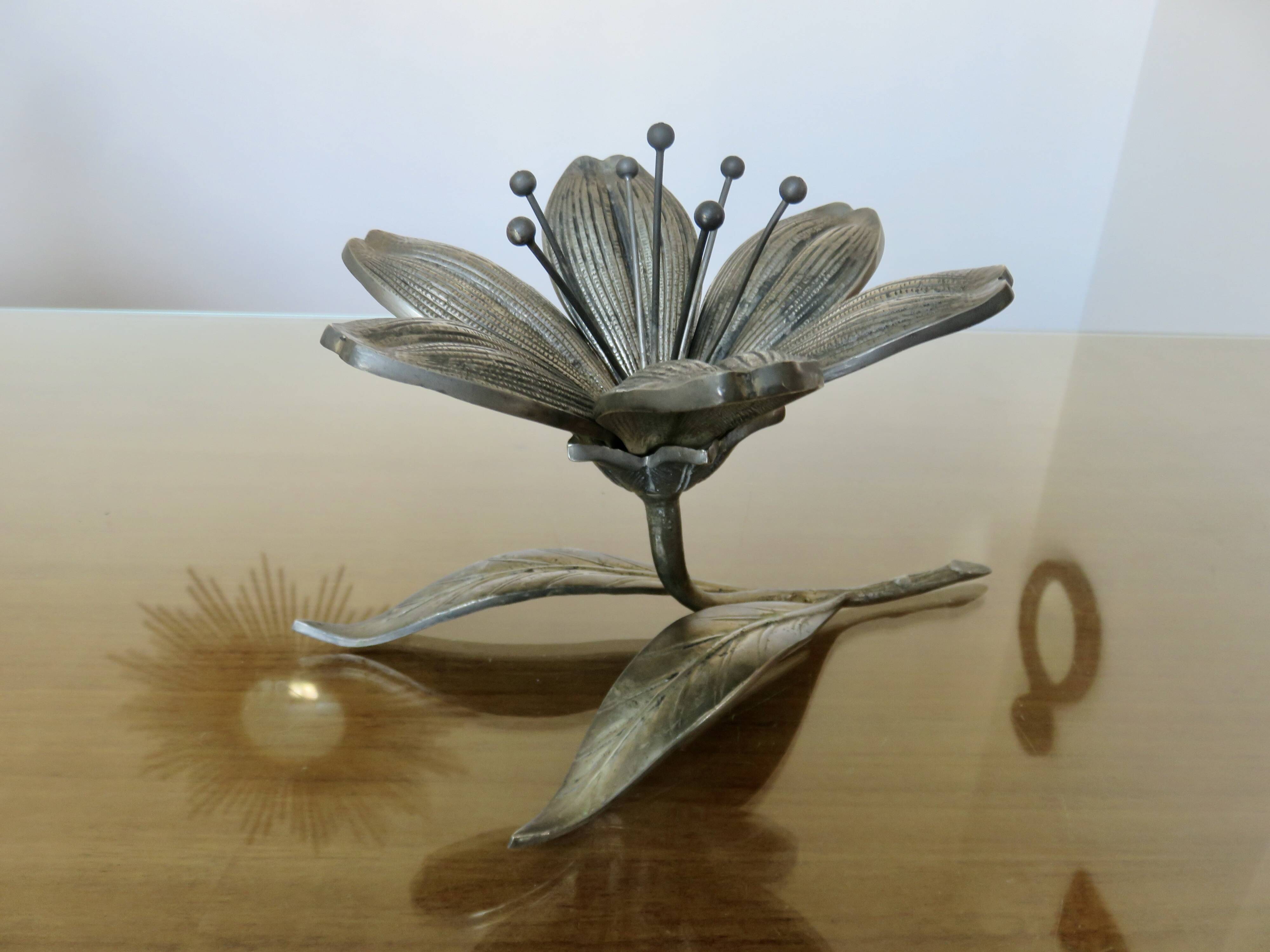 série de 6 cendriers en bronze argenté en forme de fleur vers 196O ou 1970
