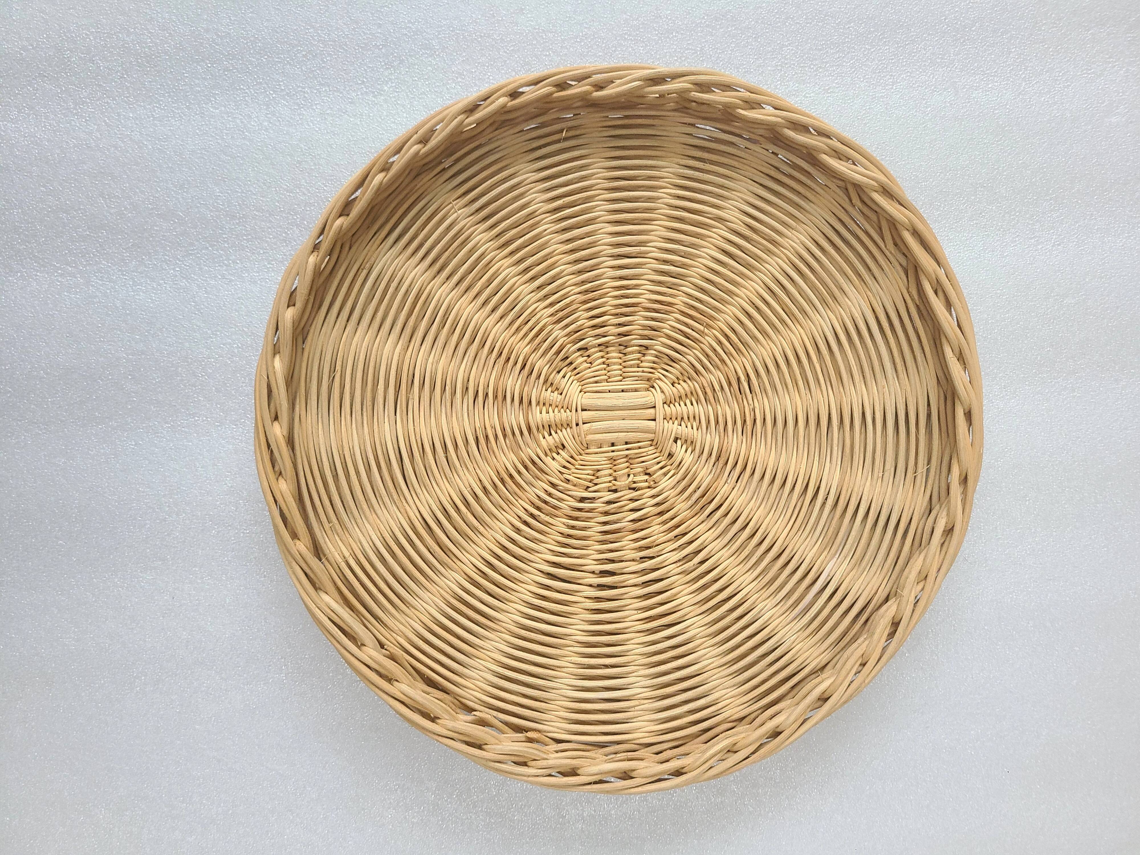 Round rattan tray