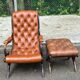 Fauteuil Chesterfield en cuir et bois massif sculpté