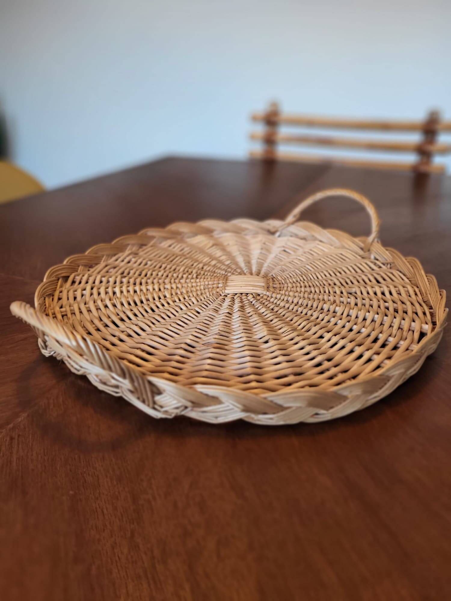 Plateau rond en osier tressé vintage