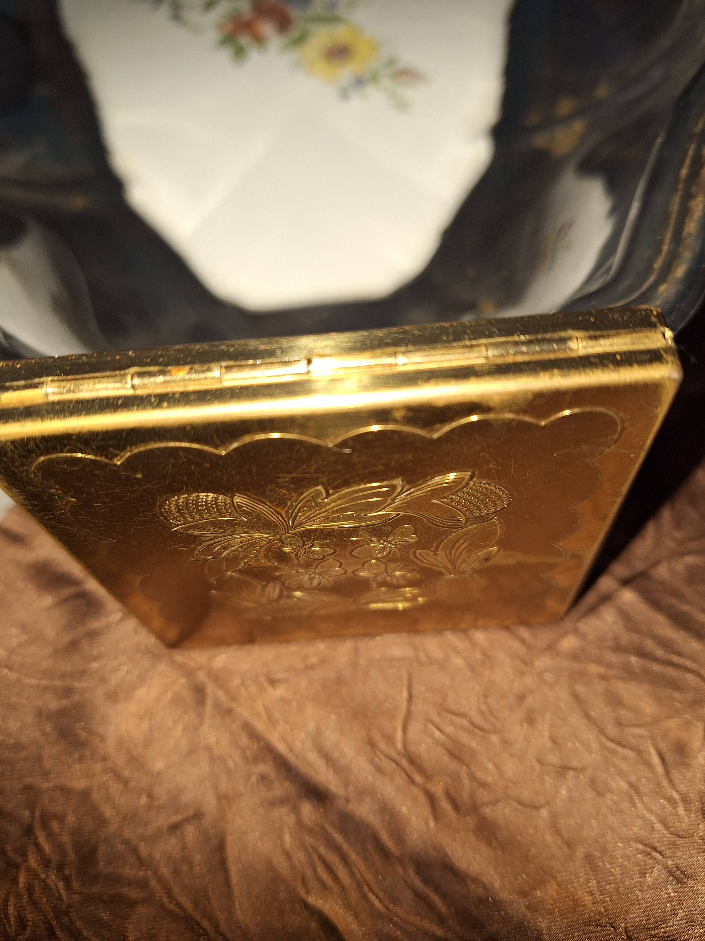 Poudrier vintage avec miroir doré