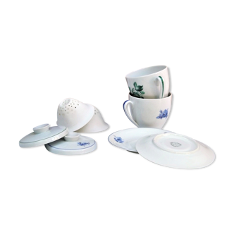 Deux tasses à thé avec couvercles, soucoupes, filtres, porcelaine Singer France limoges