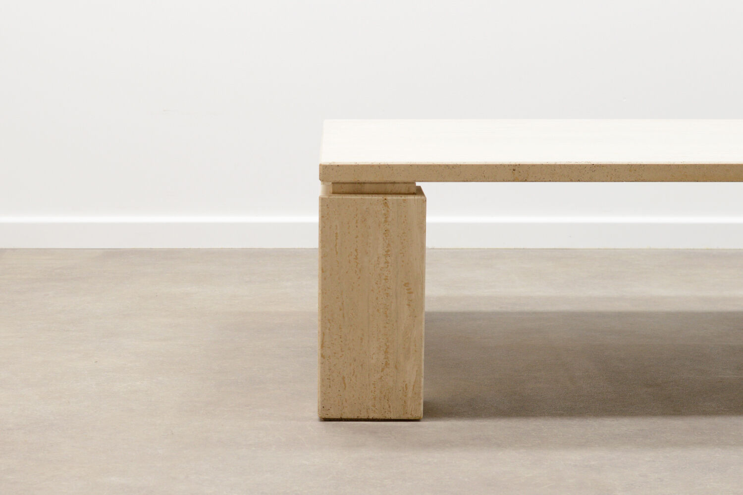 Table basse italienne en travertin des années 70.