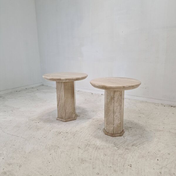 Ensemble de 2 guéridons ou tables d'appoint en travertin italien, années 1980