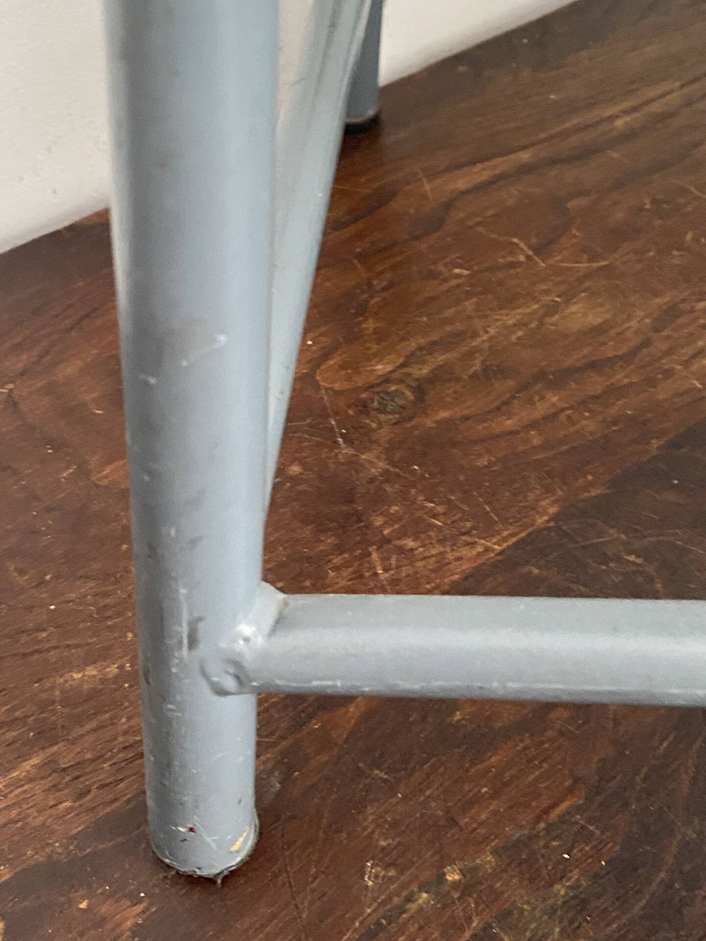 Tabouret d'atelier en métal et bois réglable en hauteur