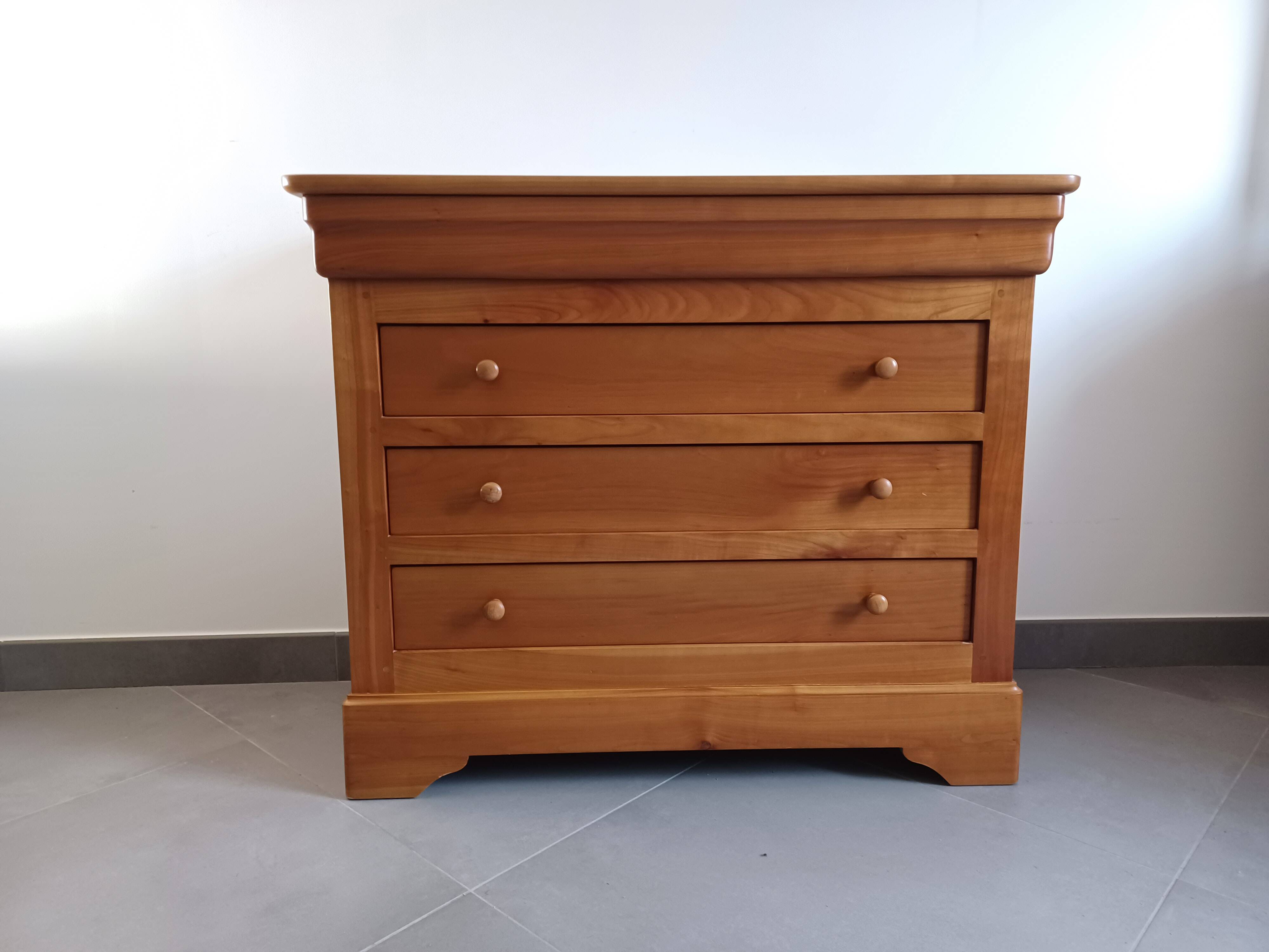 Cherry wood chest of drawers with four drawers