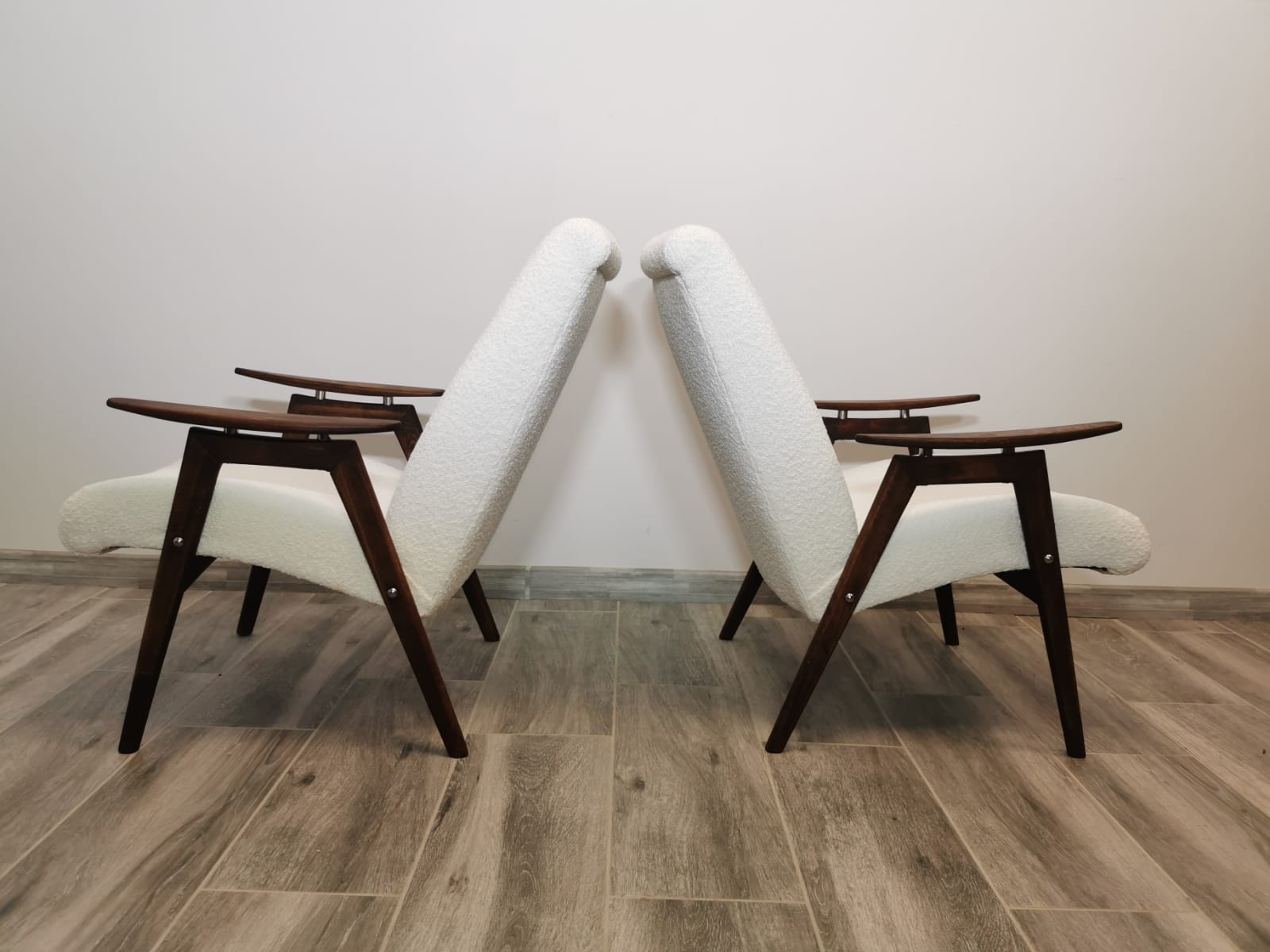 Paire de fauteuils par Jaroslav Smidek restaurés