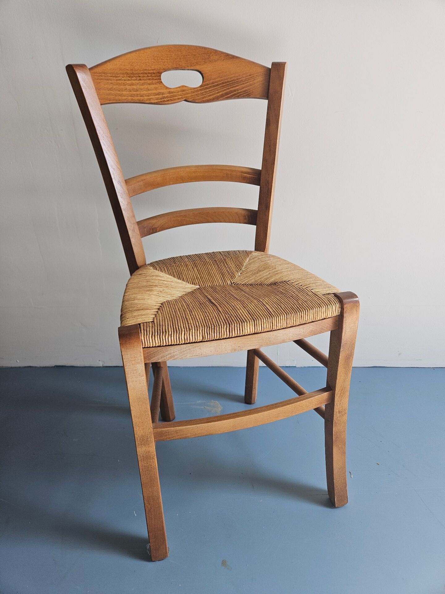 Chaises en bois robuste 