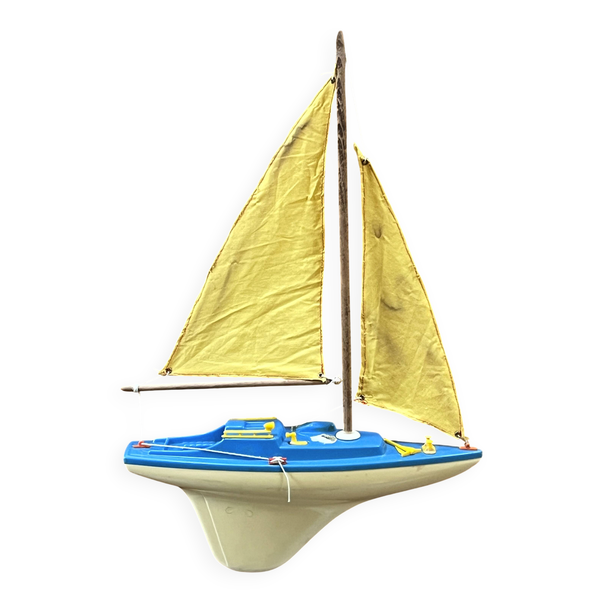 Basin sailing boat, D13 model from the French brand Giraud Sauveur.