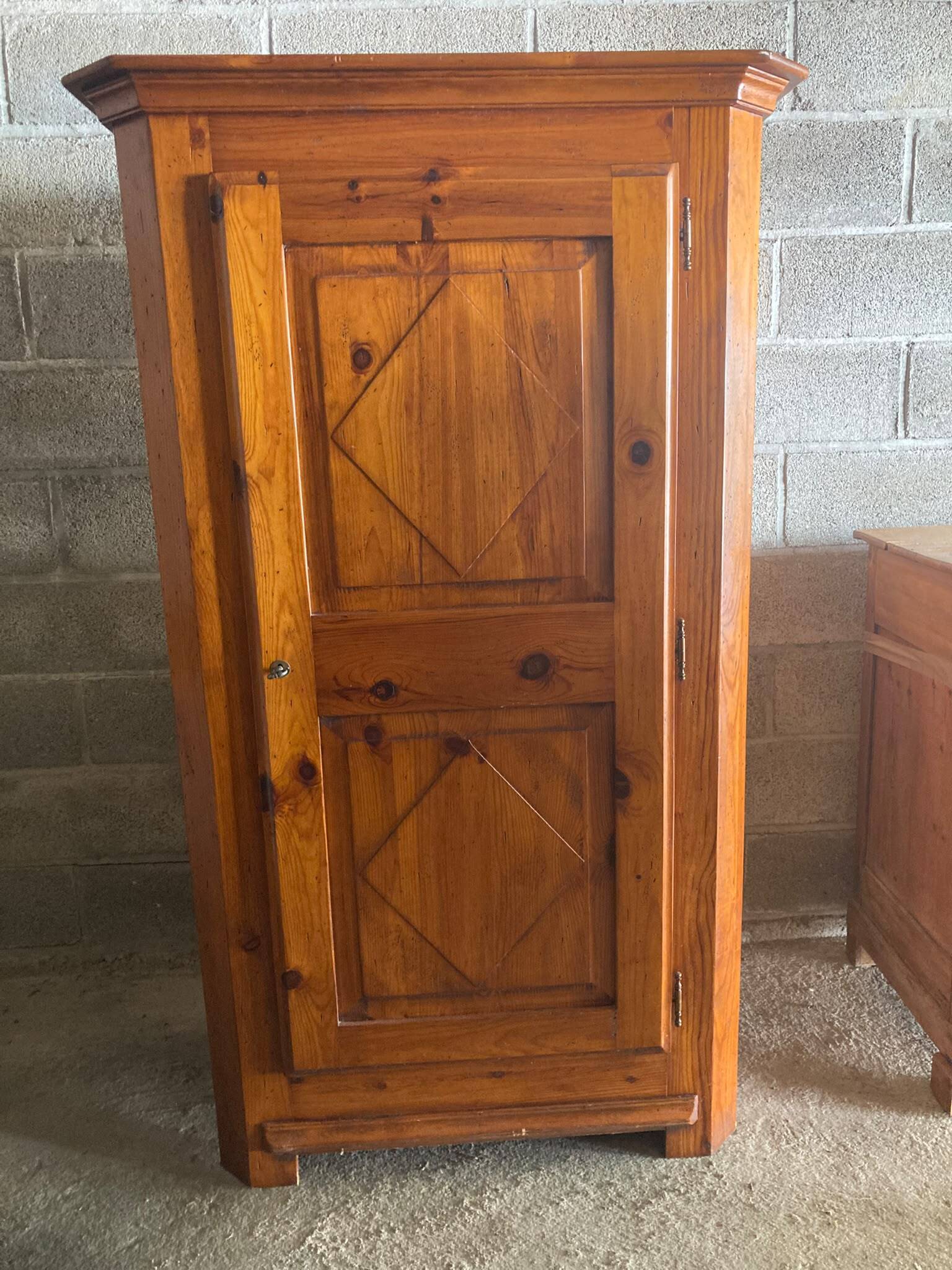 Wardrobe / Bonnetière in solid wood