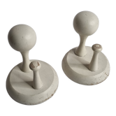 Paire de patères en bois laqué blanc