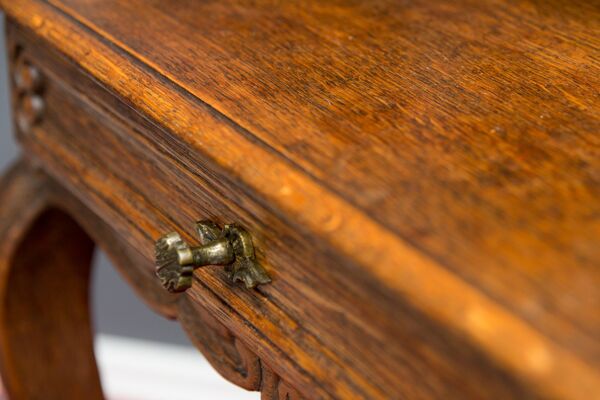 Table de chevet ou table d’appoint en chêne de style rococo, vers les années 1930