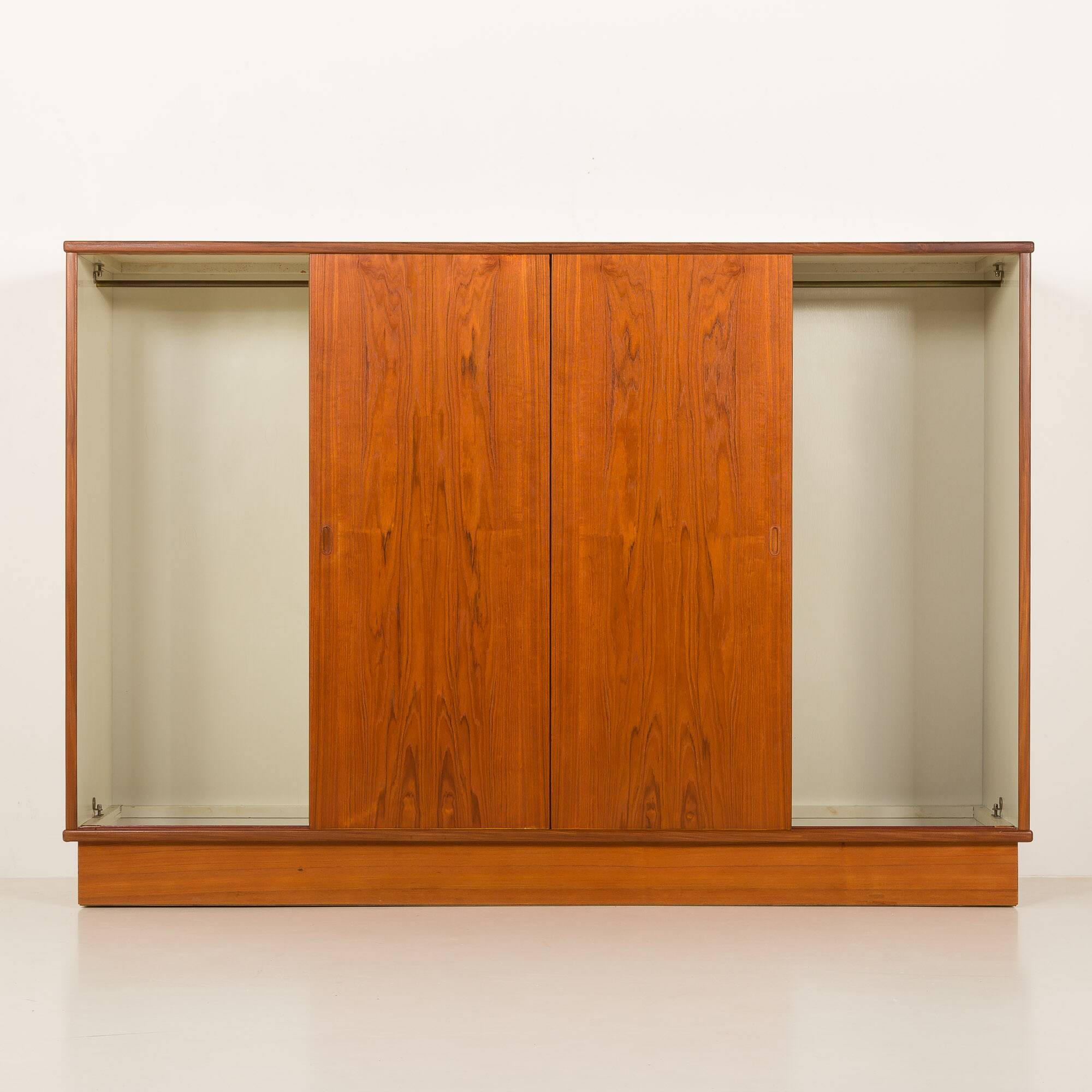 Armoire en teck danoise grande des années 1960.