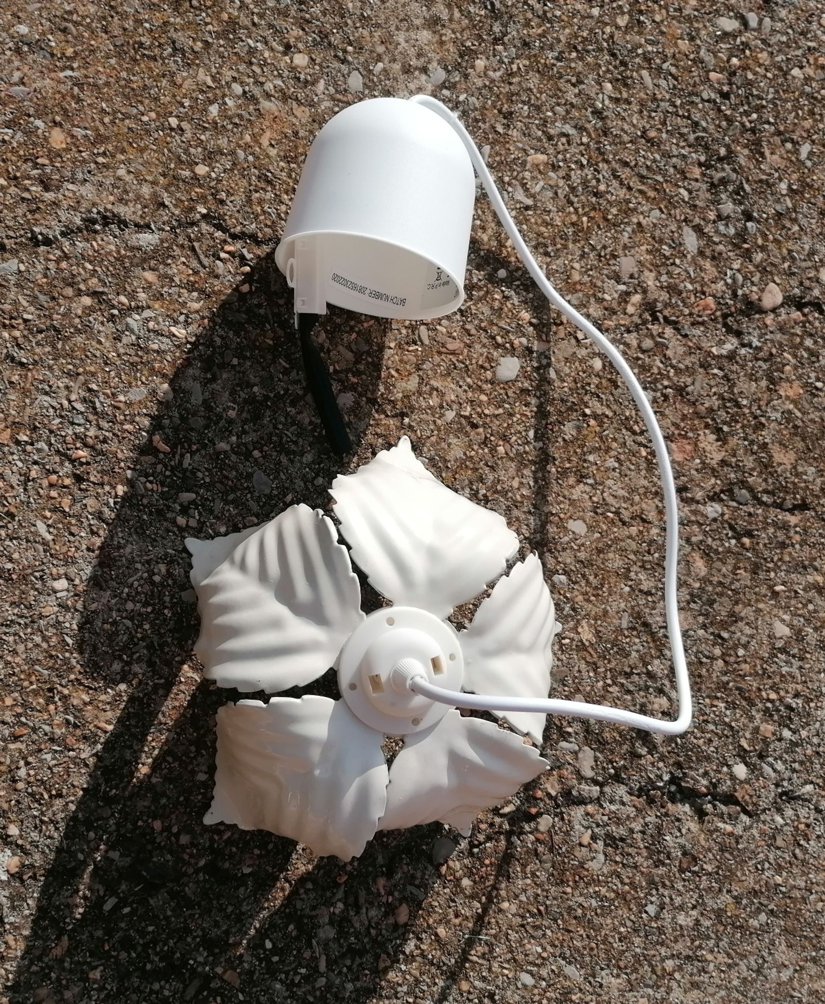 Metal flower pendant lamp