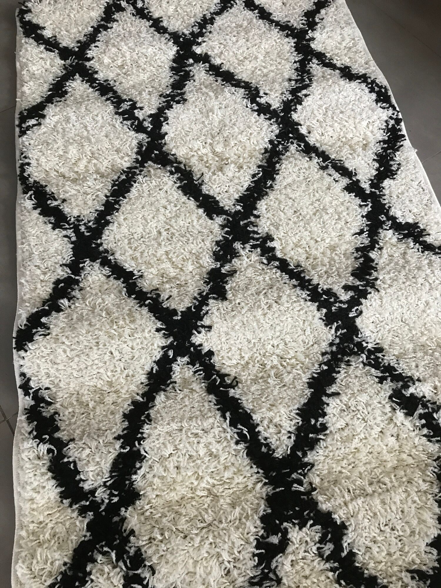 Tapis de style ethnique berbère écru et losange noir 80 x 140 cm