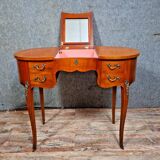 Louis XV style hairdresser in the shape of a bean, elegant and very decorative.