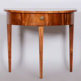 Table d’appoint en noyer Biedermeier restaurée, polonaise relancée, Tchéquie, années 1820