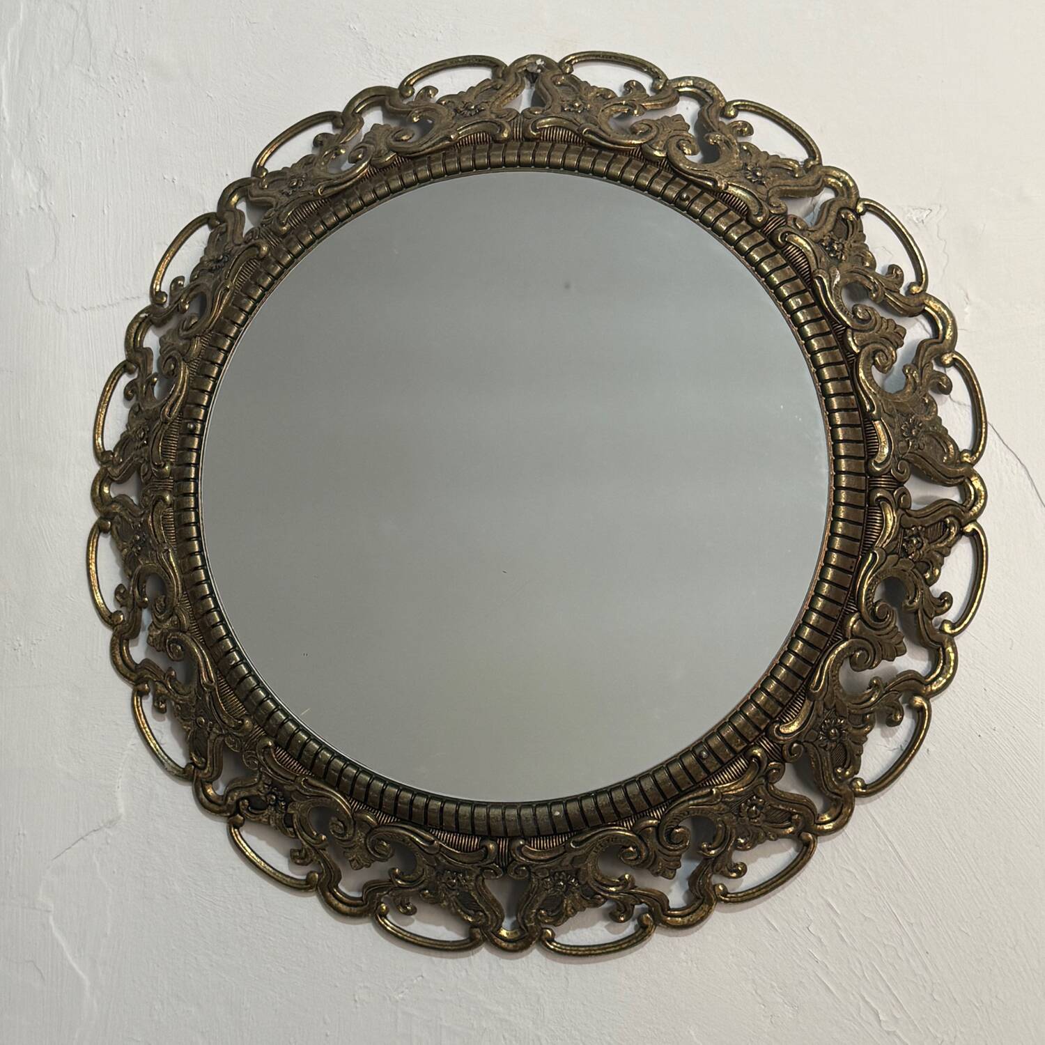 Round brass mirror from the 70s