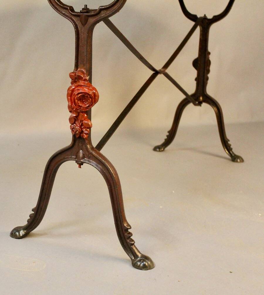9 tables bistrot en bois et fer forgé, 1900