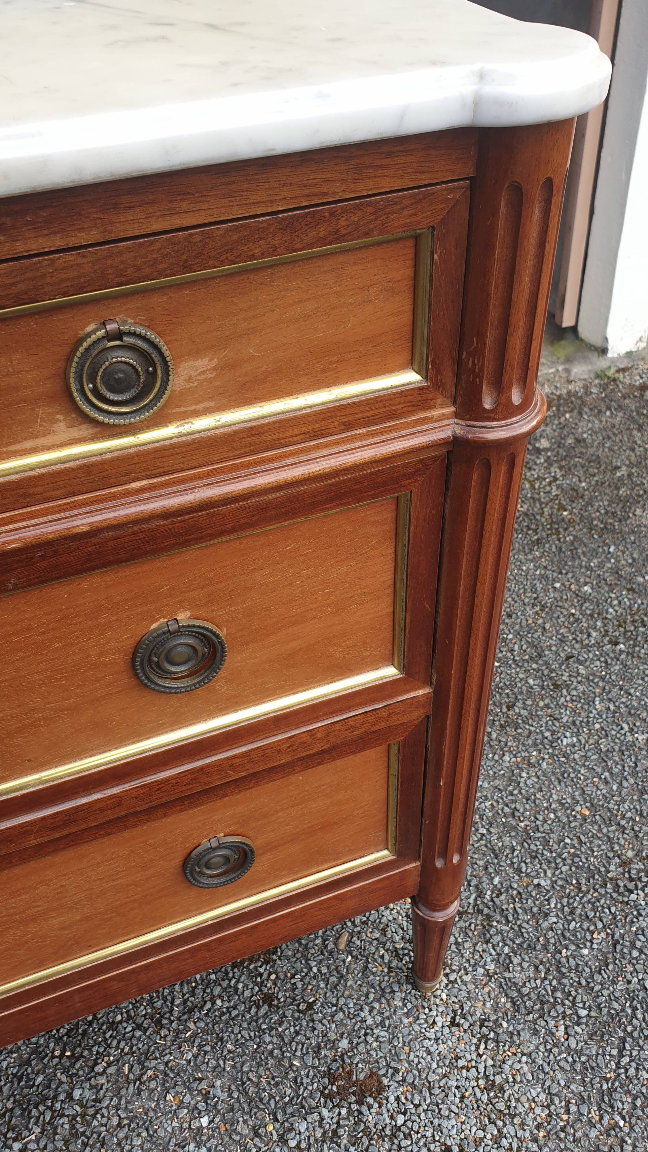 Louis XVI accajou chest of drawers and white marble