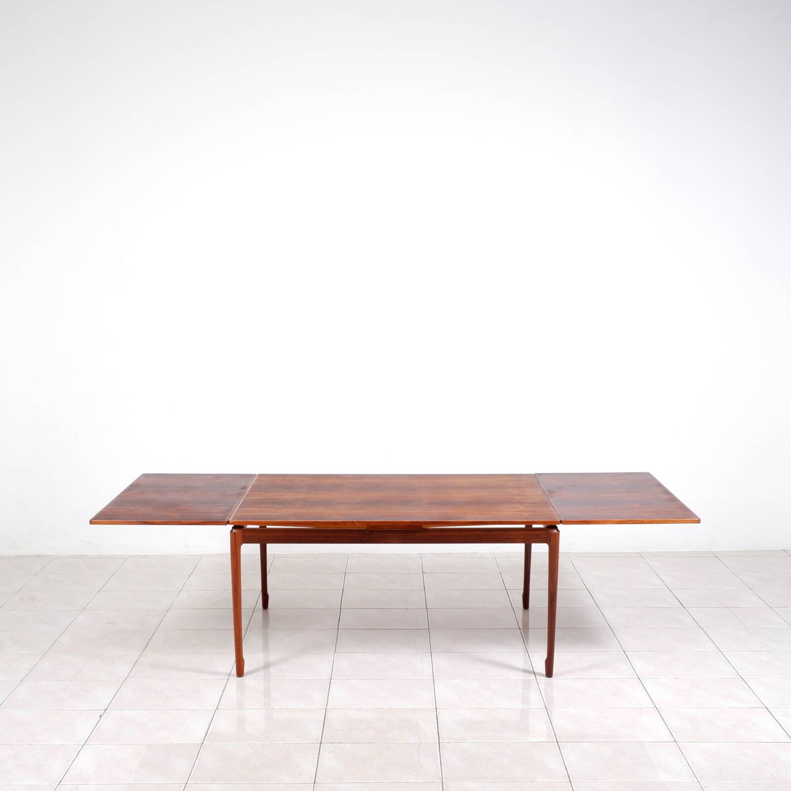 Grande table à manger extensible en palissandre brésilien par H. Sigh & Son