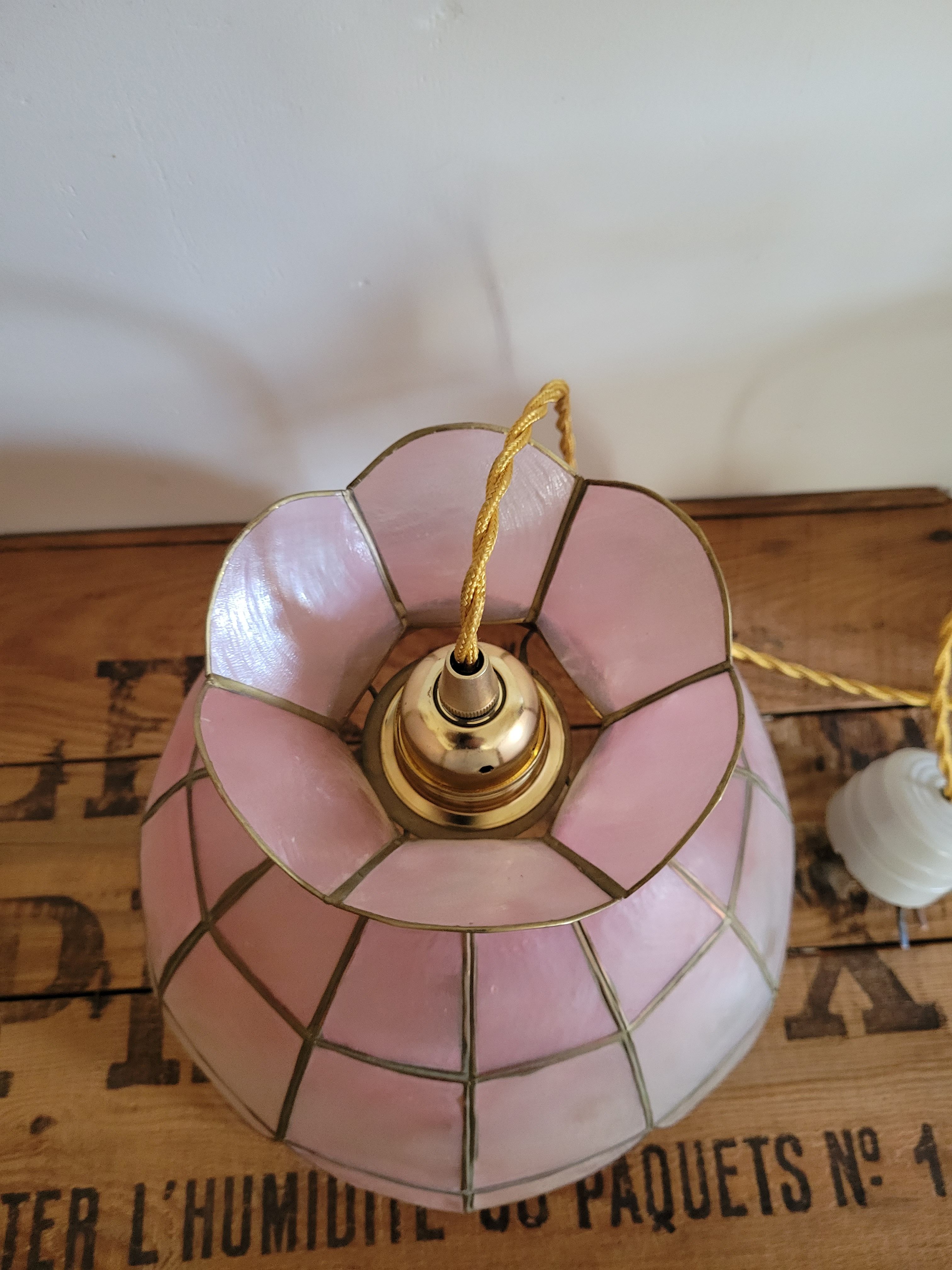 Suspension en laiton et nacre rose