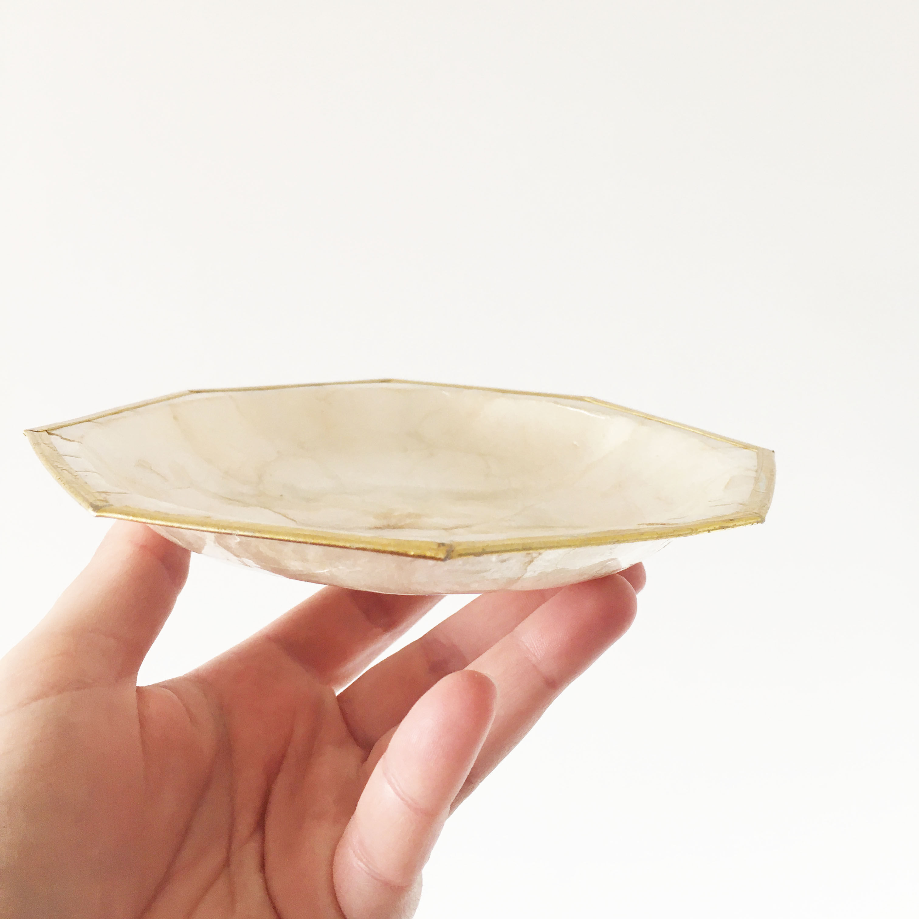 Vintage cup in mother-of-pearl and gold ledé