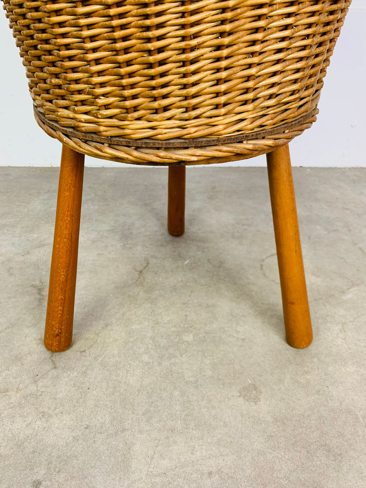 Tripod rattan basket, club feet, 1960s