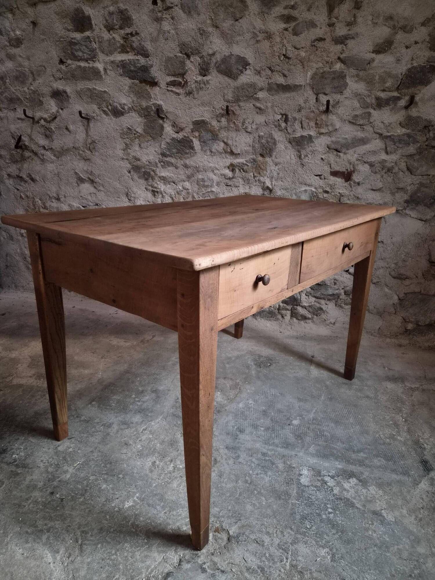 Table à manger française ancienne en merisier avec deux tiroirs, vers 1880–1920