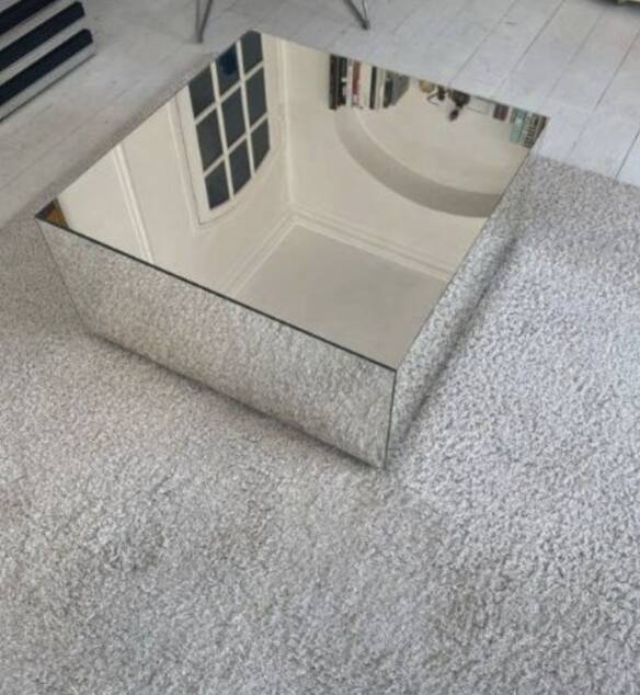Kristina Dam. Table basse en verre miroir