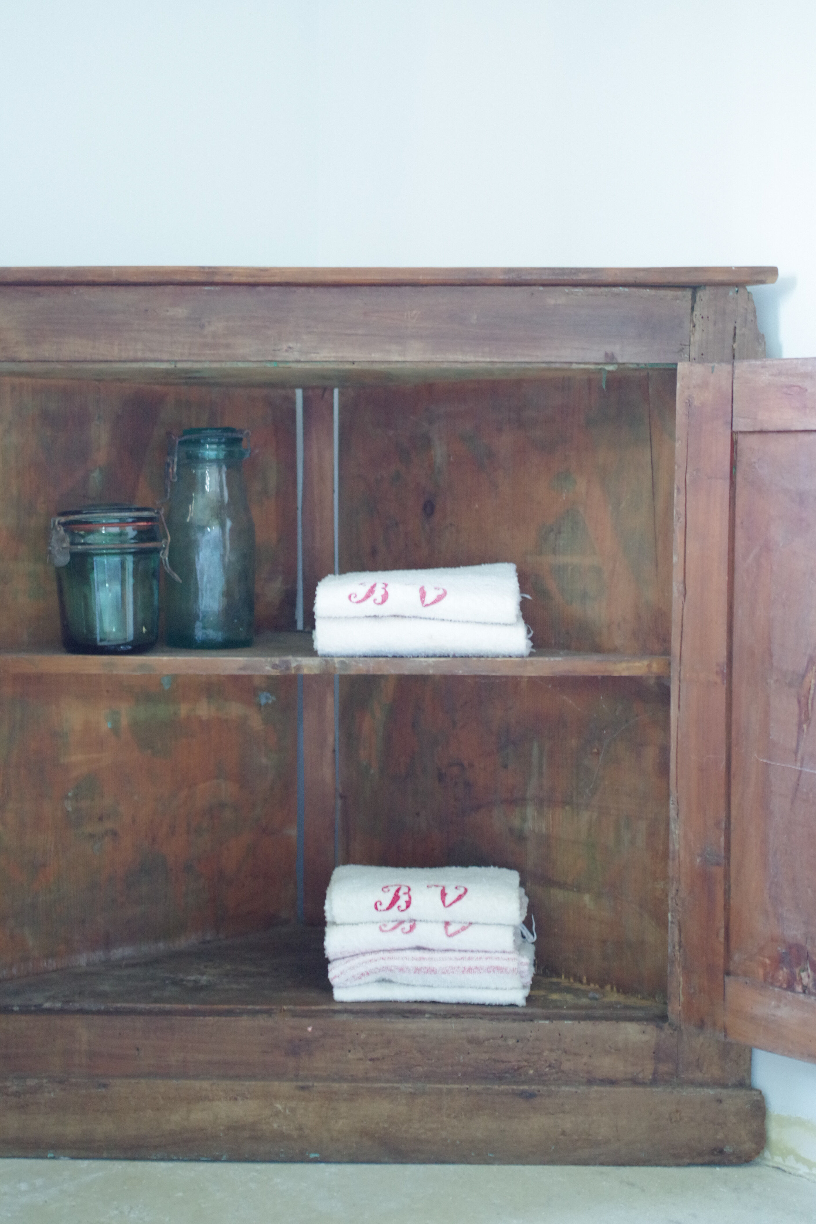 Ancien Bahut D Angle En Bois Massif Du Siecle Dernier Selency