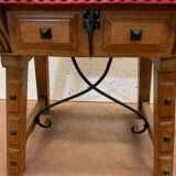 Paire de tables basses en bois naturel dessus en simili cuir rouge XX siècle