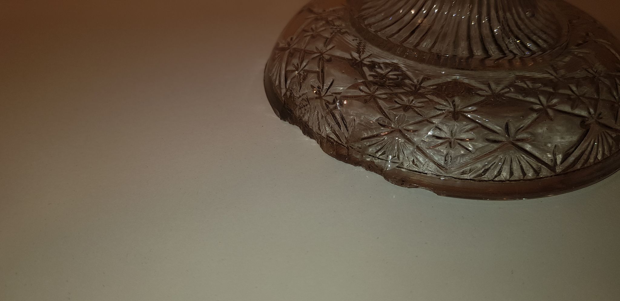Compotier ou coupe à fruits en verre ciselé