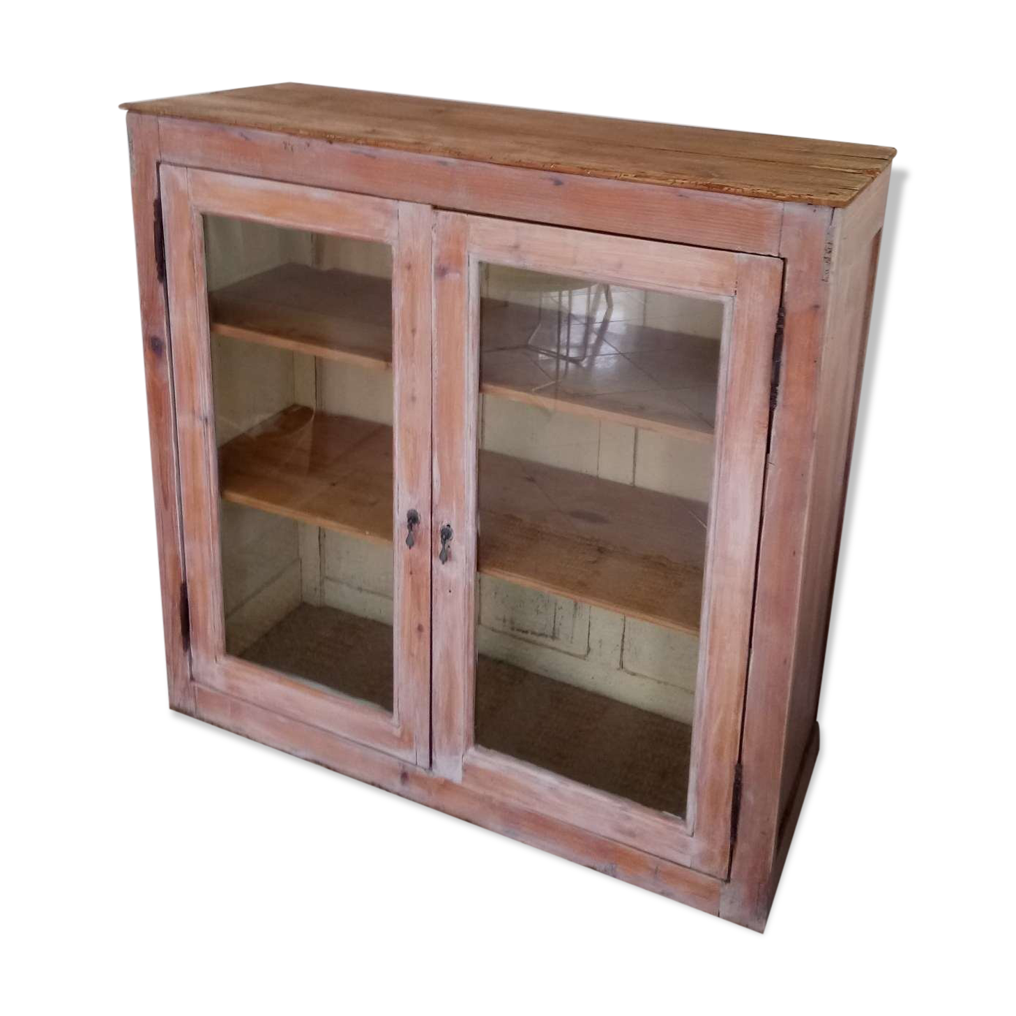 Old showcase / dresser