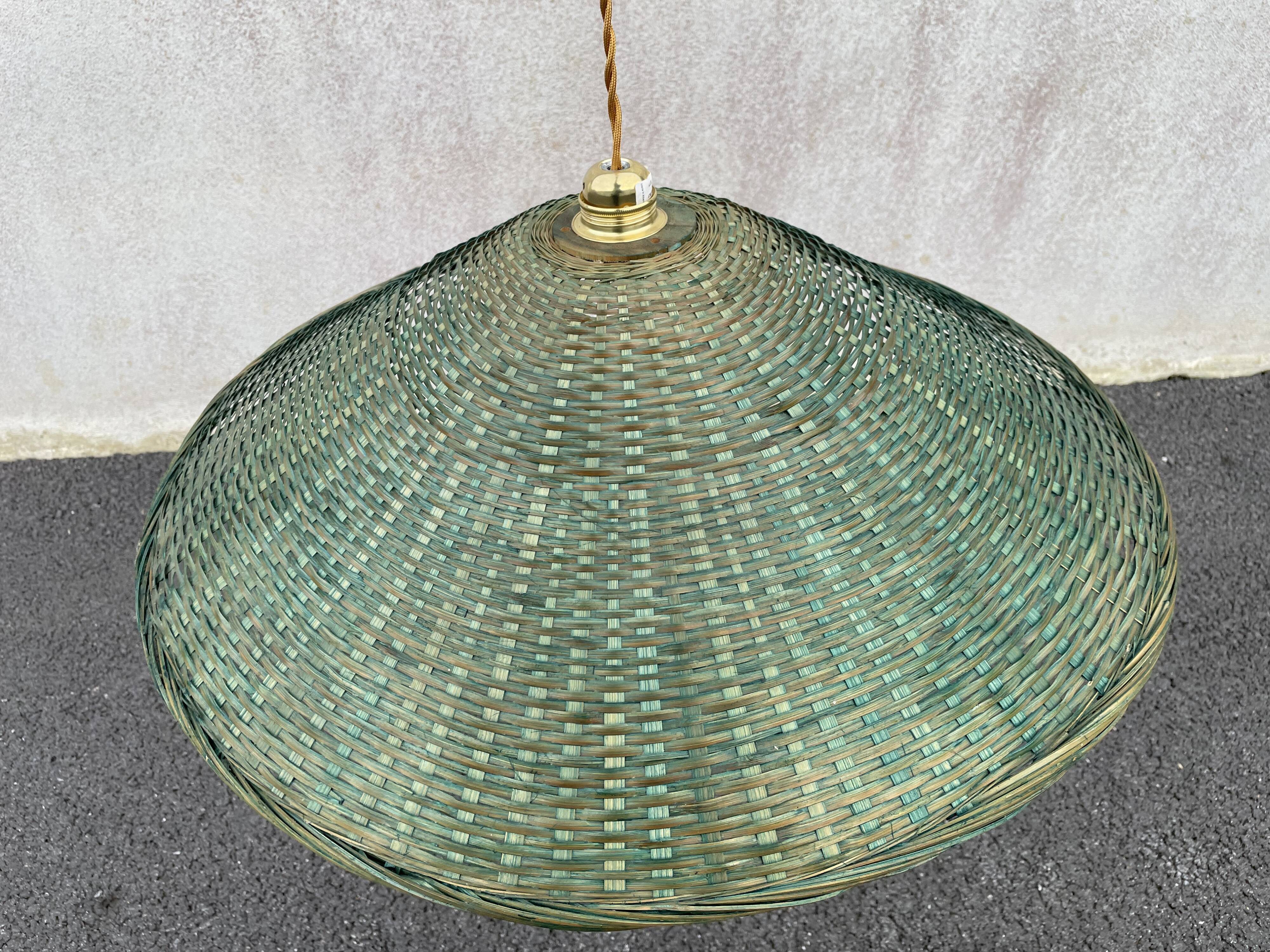 Suspension in green braided rattan
