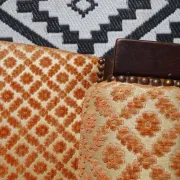 Ancienne banquette en bois et velours orange