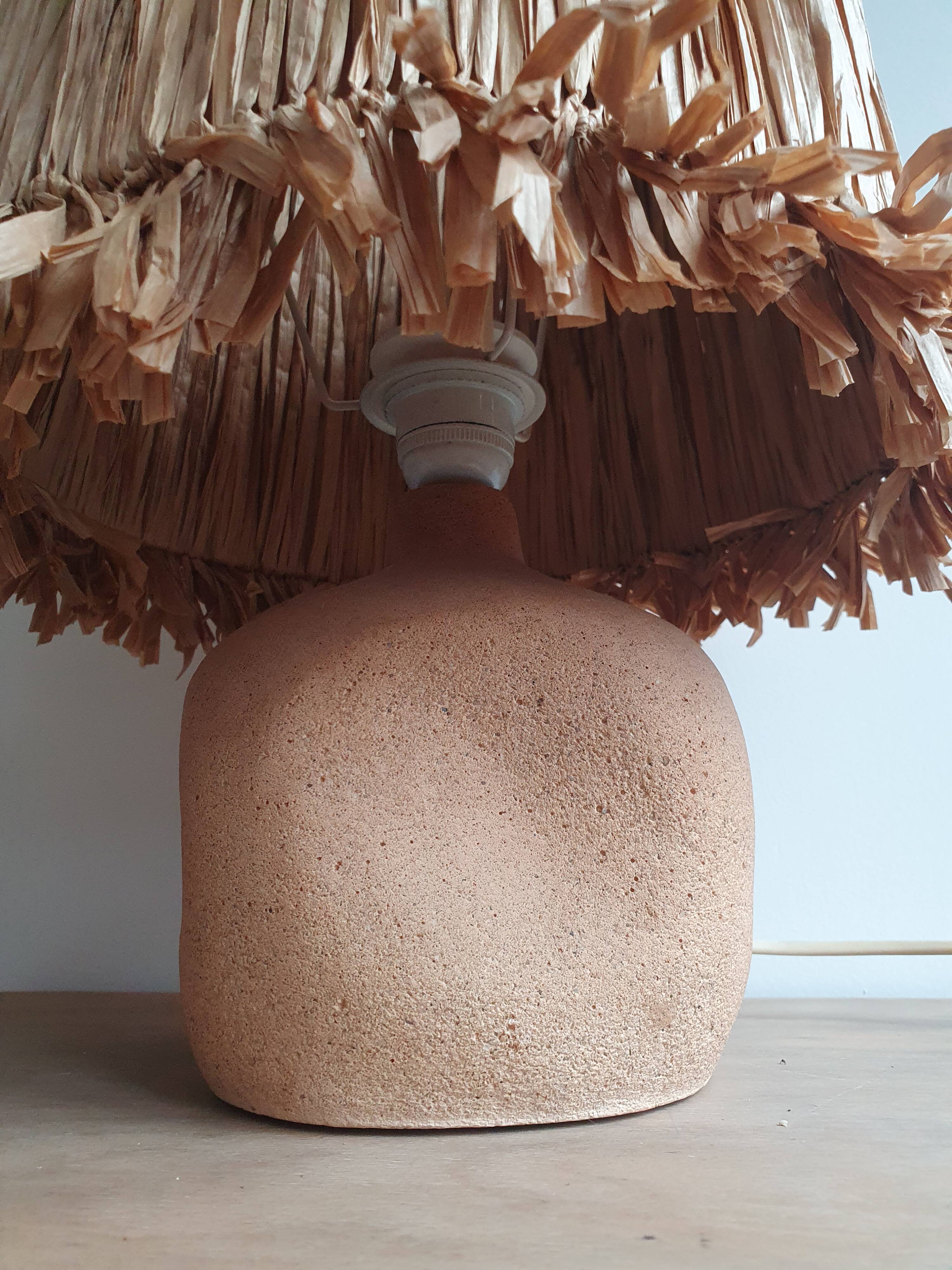Lampe en pierre et raphia