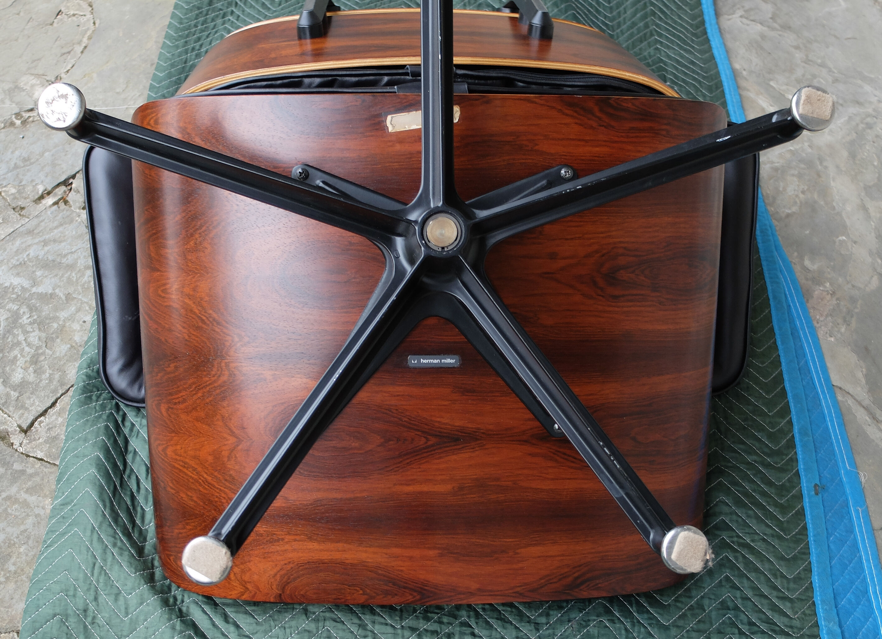 Lounge Chair & ottoman by Charles & Ray Eames edition Herman Miller