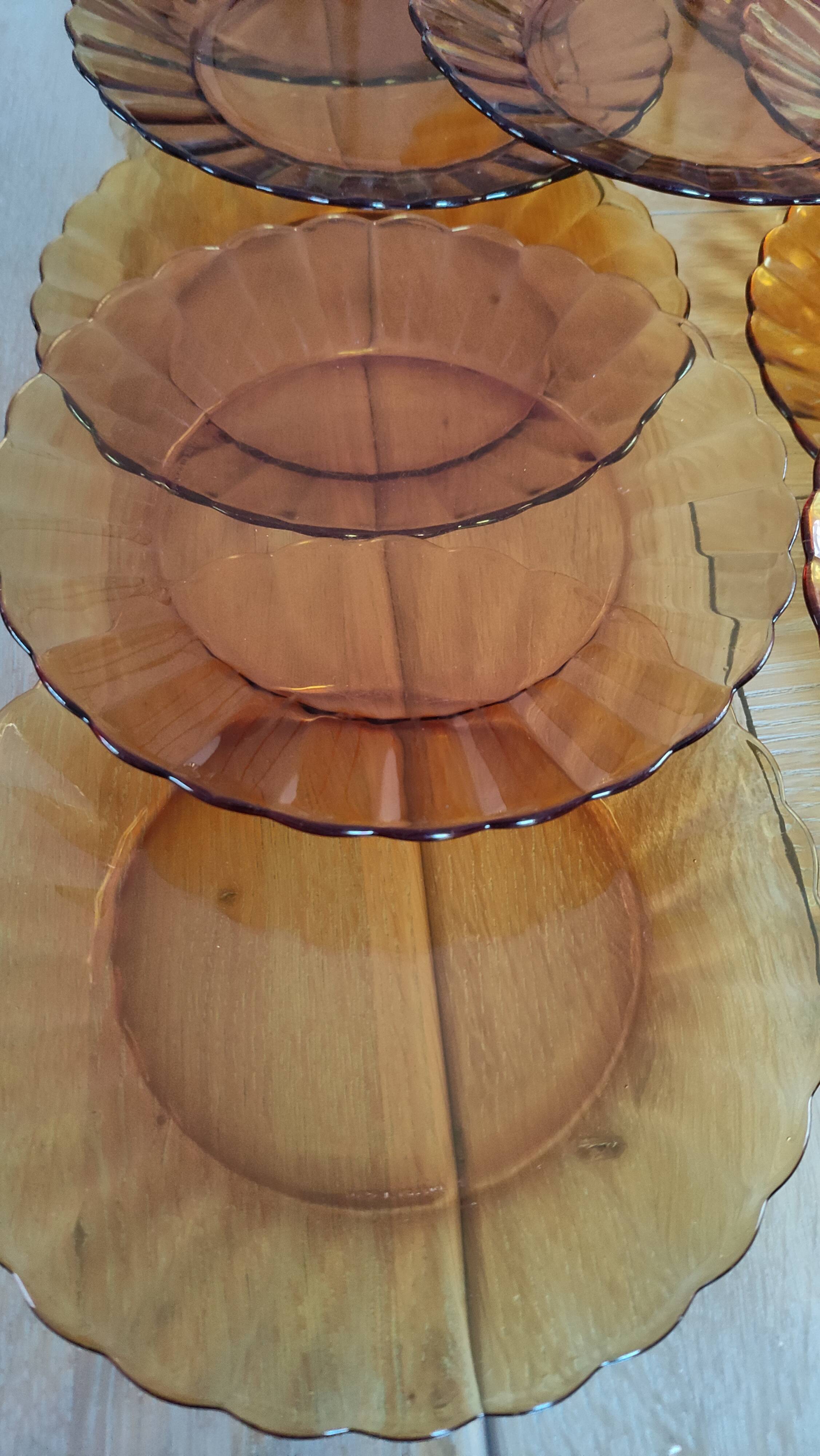 Fifteen amber Duralex model Marguerite plates