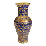 Graphic vase ornament and gilding