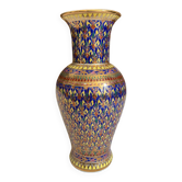 Graphic vase ornament and gilding