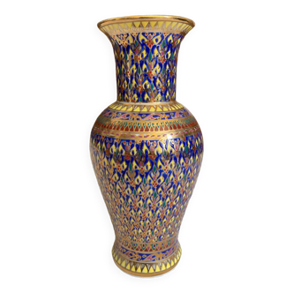 Graphic vase ornament and gilding