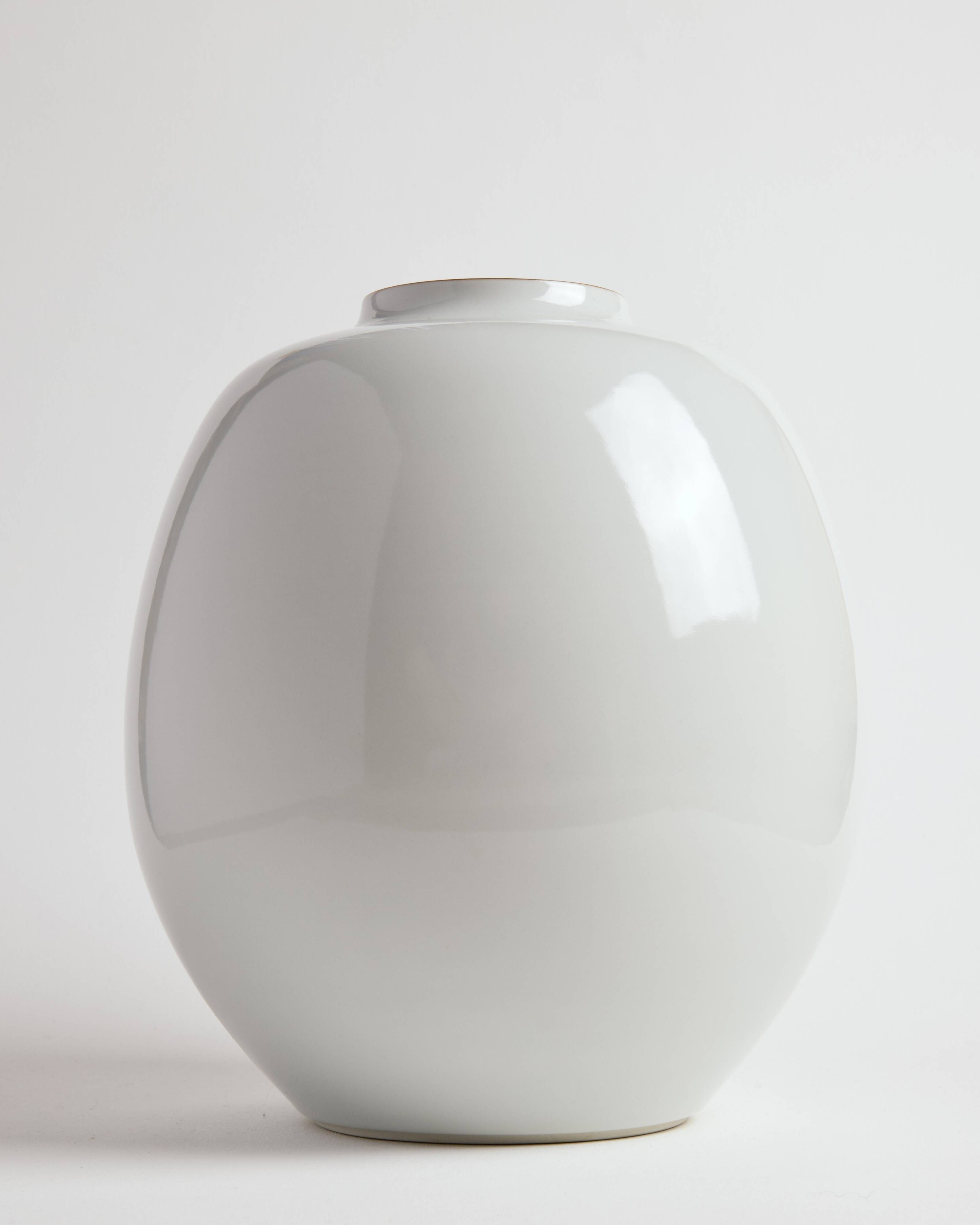 Porcelain vase by Yamada Yoshiaki.