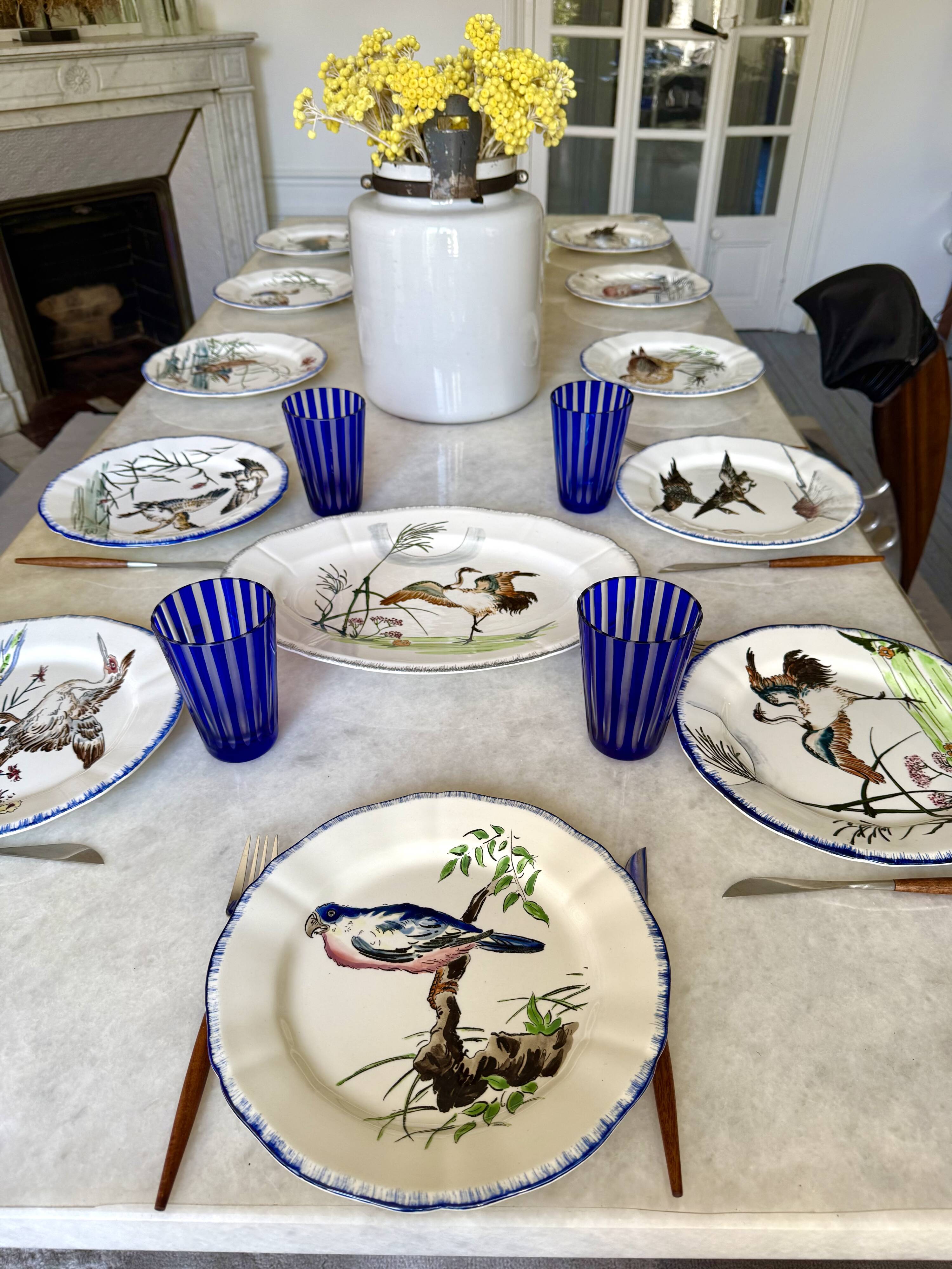 Service de table assiettes et plats Gien modèle grands oiseaux