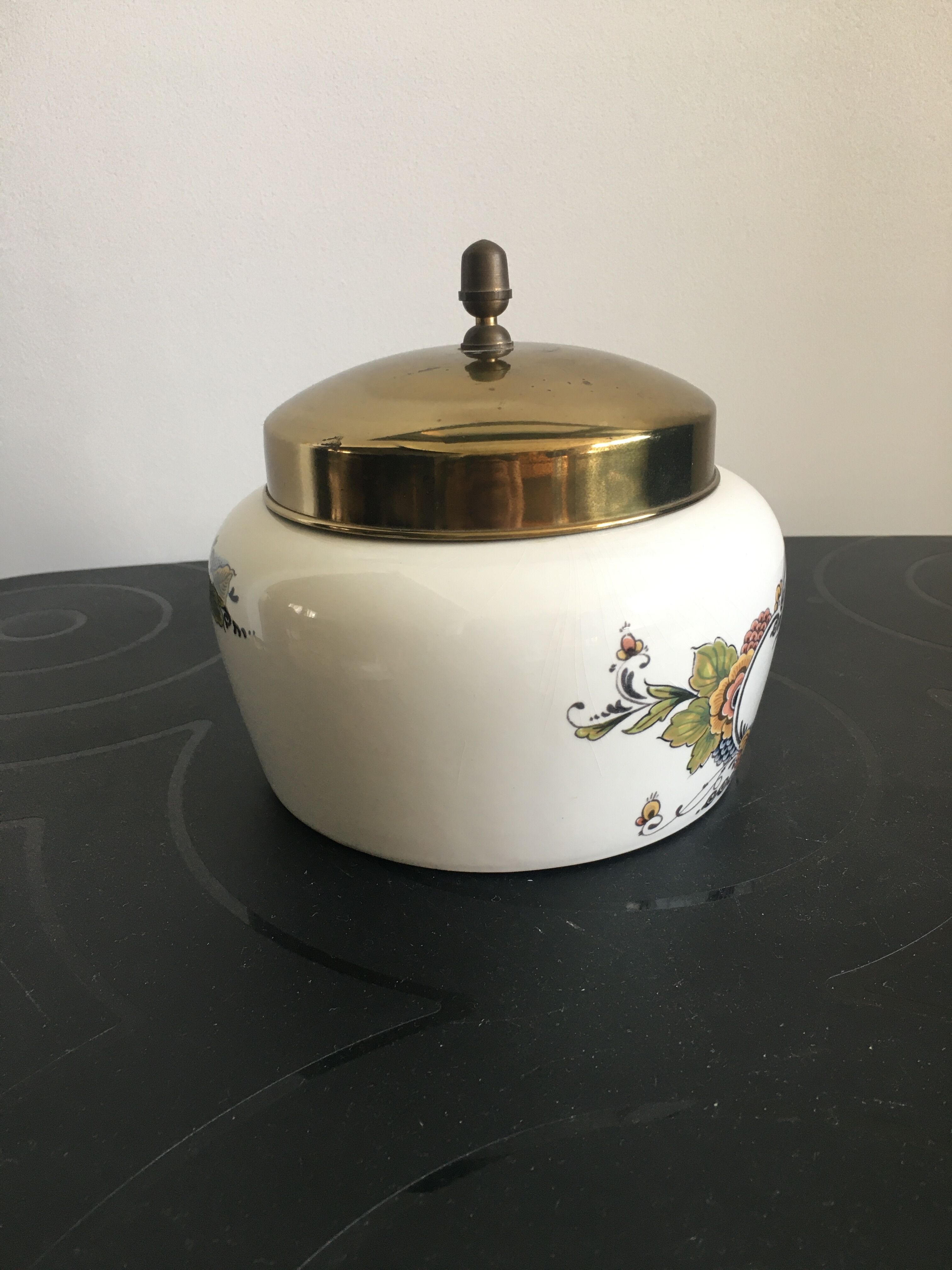 Porcelain tobacco jar from Delfts